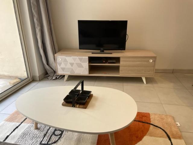 Appartement Climatise Avec Cour En Centre Ville كارْبُنْترا المظهر الخارجي الصورة